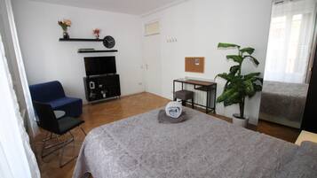 Dreibettzimmer, Gemeinschaftsbad | Bügeleisen/Bügelbrett, kostenloses WLAN