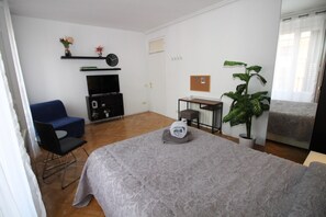 Triple Room, Shared Bathroom | Iron/ironing board, free WiFi - Madrid C. Mayor (Madrid)