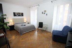 Triple Room, Shared Bathroom | Iron/ironing board, free WiFi - Madrid C. Mayor (Madrid)