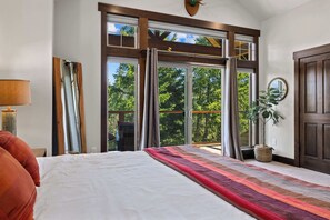 3 bedrooms, desk, iron/ironing board, travel crib