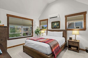 3 habitaciones, escritorio y tabla de planchar con plancha