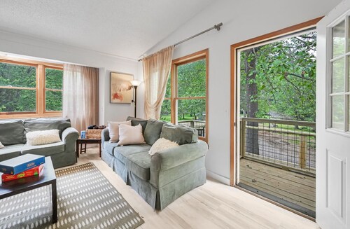 Charming and cozy 3-bedroom cabin featuring WiFi,and endless river frontage.