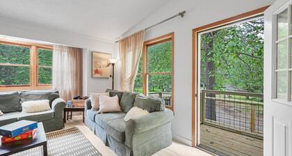 Charming and cozy 3-bedroom cabin featuring WiFi,and endless river frontage.