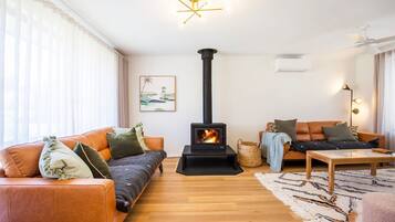 Smart-tv, een open haard en een stereo