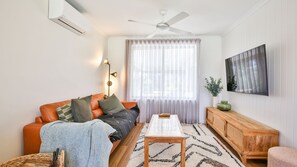 Una Smart TV, una chimenea, un reproductor estéreo