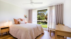 3 dormitorios, tabla de planchar con plancha, cuna de viaje