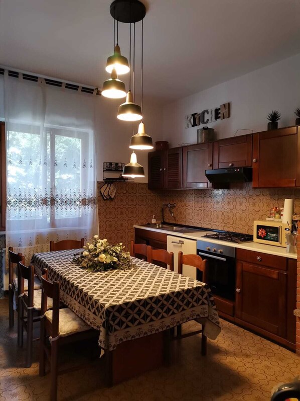 Microonde, forno, piano cottura, lavastoviglie