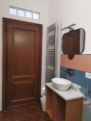 Doccia, asciugacapelli, bidet, asciugamani