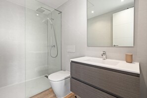 Ducha, secador de pelo, toallas