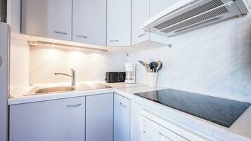 Kühlschrank, Mikrowelle, Ofen, Herdplatte