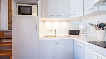 Geladeira, micro-ondas, fogĂŁo, cooktop