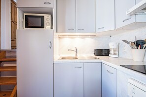 Réfrigérateur, four à micro-ondes, un four, surface de cuisson