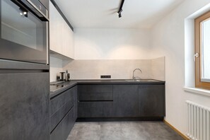 Fridge, microwave, oven, stovetop - Apartment 'Maria' with Private Terrace and Wi-Fi (San Vigilio)