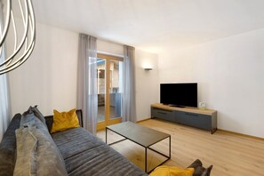 TV - Apartment 'Maria' with Private Terrace and Wi-Fi (San Vigilio)