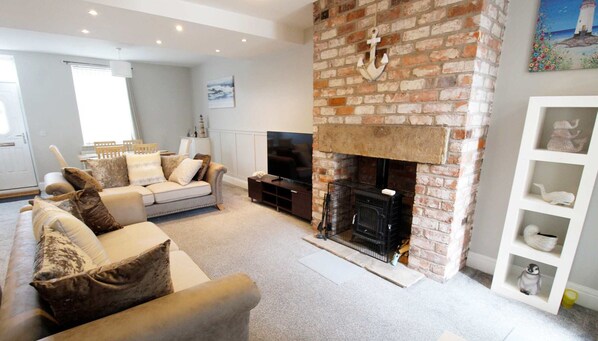 TV, fireplace