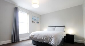 3 عدّة غرف نوم وواي فاي وملاءات أسرّة