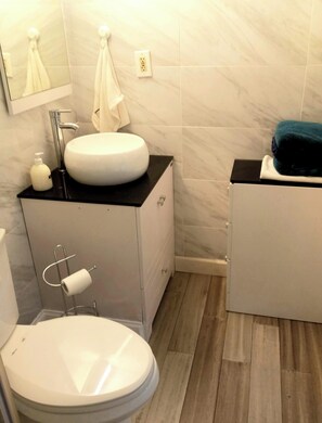 Douche, sèche-cheveux, serviettes fournies, savon