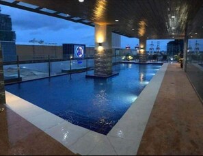 Ein Hallenbad mit Blick auf die Stadtlandschaft.