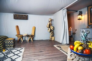 Luxury Double Room, Desert View | Living area