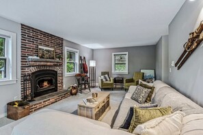 TV, fireplace, offices - Acres & Views! Firepit, BBQ - Bayley Way Getaway (Quechee)