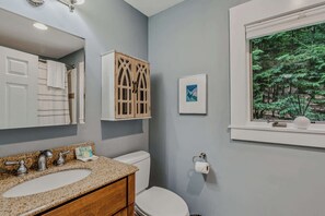 Shower, hair dryer, towels - Acres & Views! Firepit, BBQ - Bayley Way Getaway (Quechee)