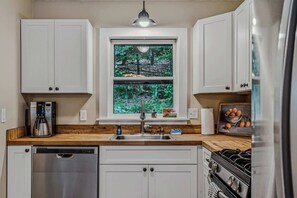 Fridge, microwave, oven, stovetop - Acres & Views! Firepit, BBQ - Bayley Way Getaway (Quechee)