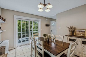 Dining - Acres & Views! Firepit, BBQ - Bayley Way Getaway (Quechee)