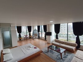 华丽开间, 城市景观 | 特色装修、办公桌、隔音、熨斗/熨板