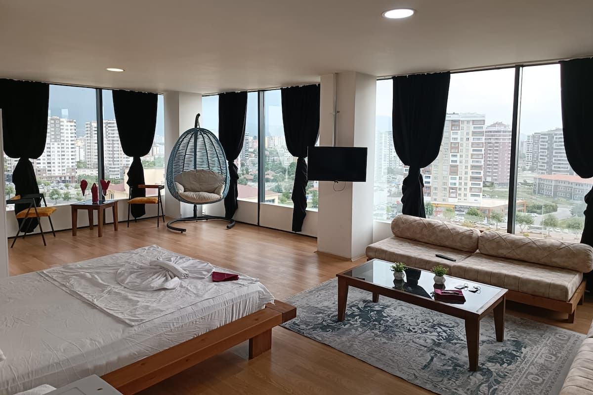 Deluxe studio, uitzicht op stad | Individueel gedecoreerd, een bureau, geluiddichte muren