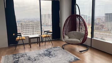 Deluxe Δίκλινο Δωμάτιο (Twin), Θέα στην Πόλη | Μοναδική διακόσμηση, γραφείο, ηχομόνωση, σίδερο/σιδερώστρα