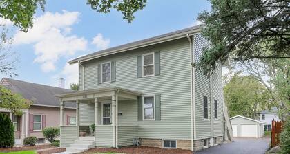 Spacious 3-bedroom apartment in DT Naperville with WiFi, AC and in unit Laundry!