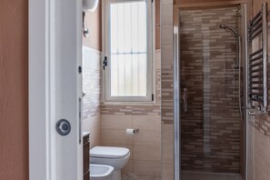 Shower, hair dryer, towels - Holiday Home 'Abbacari 1' with Sea View, Wi-Fi and Air Conditioning (Realmonte)