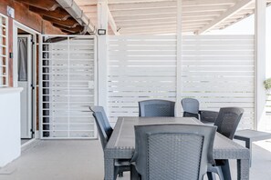 Outdoor dining - Holiday Home 'Abbacari 1' with Sea View, Wi-Fi and Air Conditioning (Realmonte)