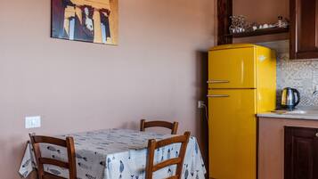 Fridge, oven, stovetop, coffee/tea maker
