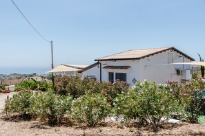 Exterior - Holiday Home 'Abbacari 1' with Sea View, Wi-Fi and Air Conditioning (Realmonte)