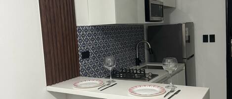 Kühlschrank, Mikrowelle, Wasserkocher mit Kaffee-/Teezubehör, Mixer