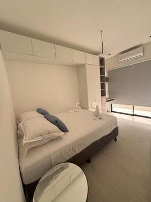 Een bureau, gratis wifi, beddengoed