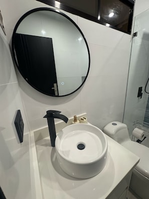 Douche, serviettes fournies, savon, shampooing