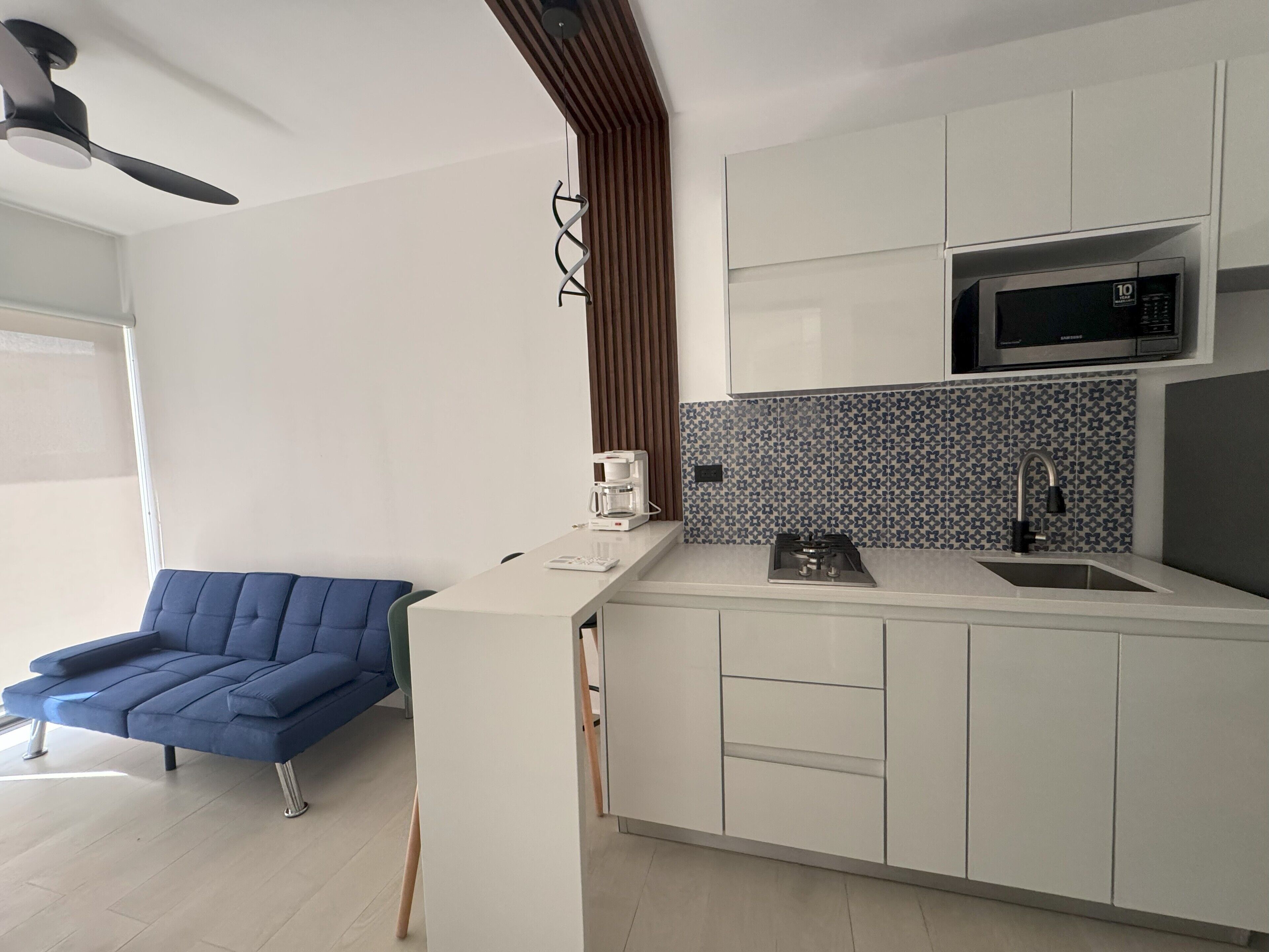 Een koelkast, een magnetron, een koffiezetapparaat/waterkoker