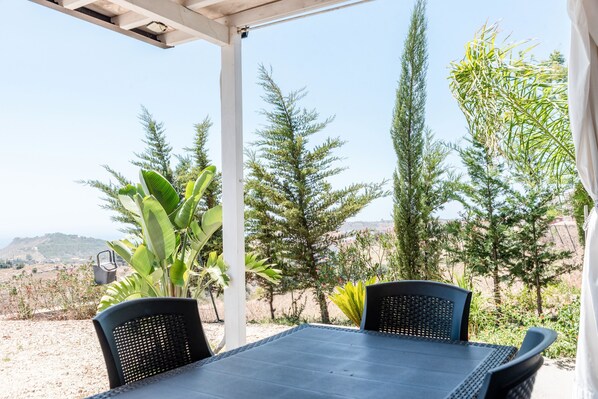 Outdoor dining - Holiday Home 'Abbacari 2' with Sea View, Wi-Fi and Air Conditioning (Realmonte)