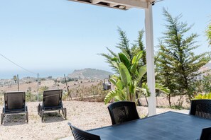 Outdoor dining - Holiday Home 'Abbacari 2' with Sea View, Wi-Fi and Air Conditioning (Realmonte)