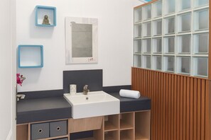Haartrockner, Handtücher, Seife, Toilettenpapier