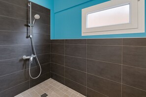 Haartrockner, Handtücher, Seife, Toilettenpapier