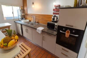 Microondas, horno, placa de cocina y lavavajillas