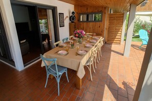 Outdoor dining - Close to the beach, house with large swimming pool, ideal for family/friends, sea view. (Saint-Paul)