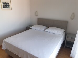 Iron/ironing board, WiFi, bed sheets