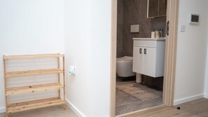 Hiustenkuivaaja, pyyhkeet, saippua, vessapaperi