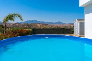 Outdoor pool - La Sierrezuela (coin)