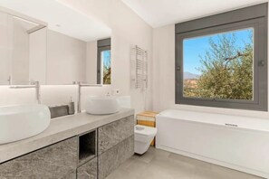 Shower, jetted bath, bidet, towels - La Sierrezuela (coin)