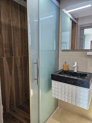 Dutxa, banyera d'hidromassatge, bidet i tovalloles